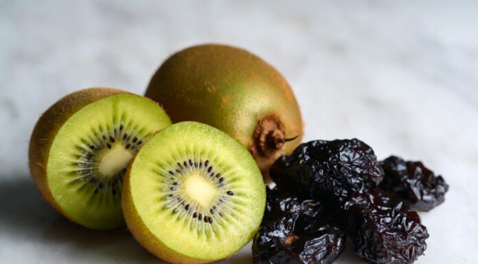 Prunes vs kiwifruit for constipation: Which Works Better? (2026) Prunes vs kiwifruit for constipation